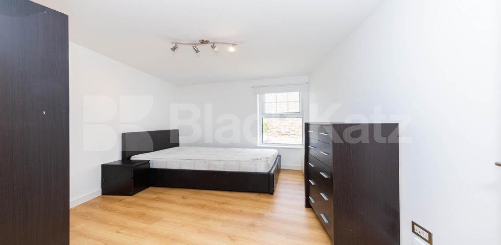 			4 Bedroom, 1 bath, 1 reception Flat			 Criterion Mews, UPPER HOLLOWAY 